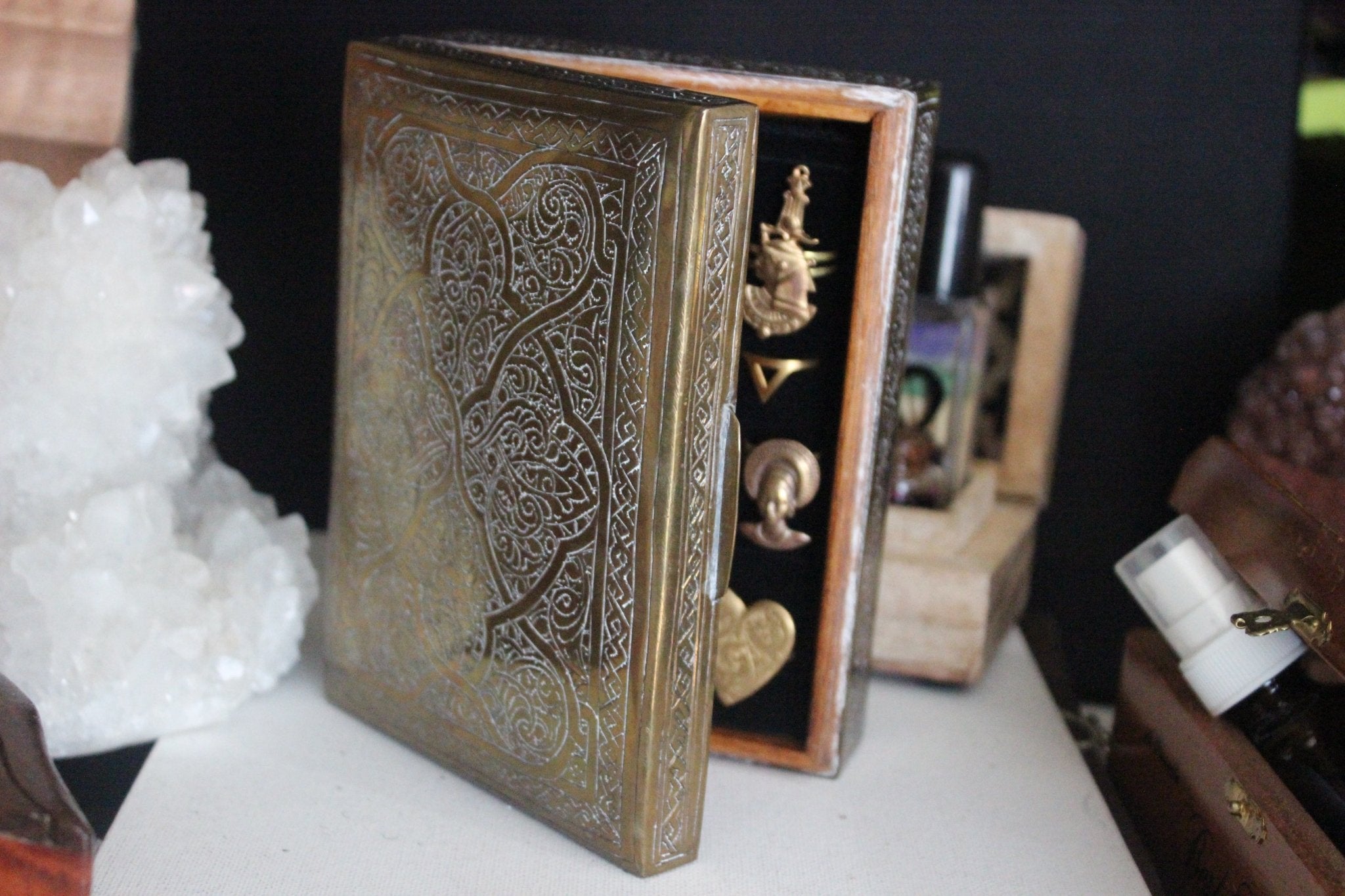 What do jewelry boxes symbolize?
