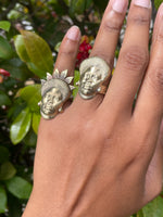 Cargar imagen en el visor de la galería, Queen of the Summer Isles - Handmade Cameo RingSerenity - Handmade Cameo Ring
