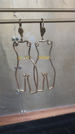 Cargar y reproducir el video en el visor de la galería, Ethiopian Opal Waist Beads Brass Earrings
