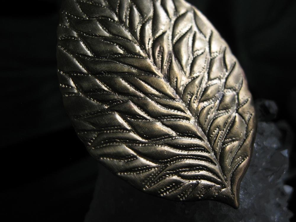 Ari Leaf Ring - Golden Treasure Box