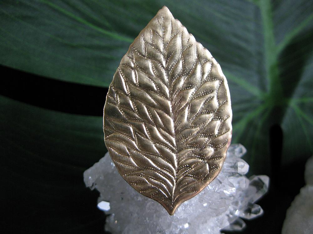 Ari Leaf Ring - Golden Treasure Box