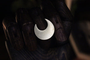 Deep Crescent Brass Moon Ring - Golden Treasure Box
