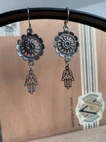 Cargar imagen en el visor de la galería, Hamsa Mandala Earrings - We Love Brass
