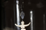 Cargar imagen en el visor de la galería, Peaceful Woman Hamsa Necklace - We Love Brass
