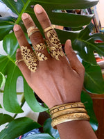 Cargar imagen en el visor de la galería, Sentimental Blue - Vine and Flor Brass Ring - We Love Brass
