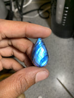 Cargar imagen en el visor de la galería, Shimmery Faceted Blue Labradorite Ring - We Love Brass

