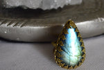 Cargar imagen en el visor de la galería, Shimmery Ocean Blue Labradorite Ring - We Love Brass
