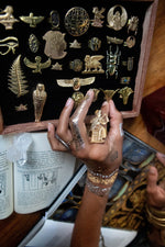 Cargar imagen en el visor de la galería, Sittin&#39; on High Pharaoh Ring - Golden Treasure Box
