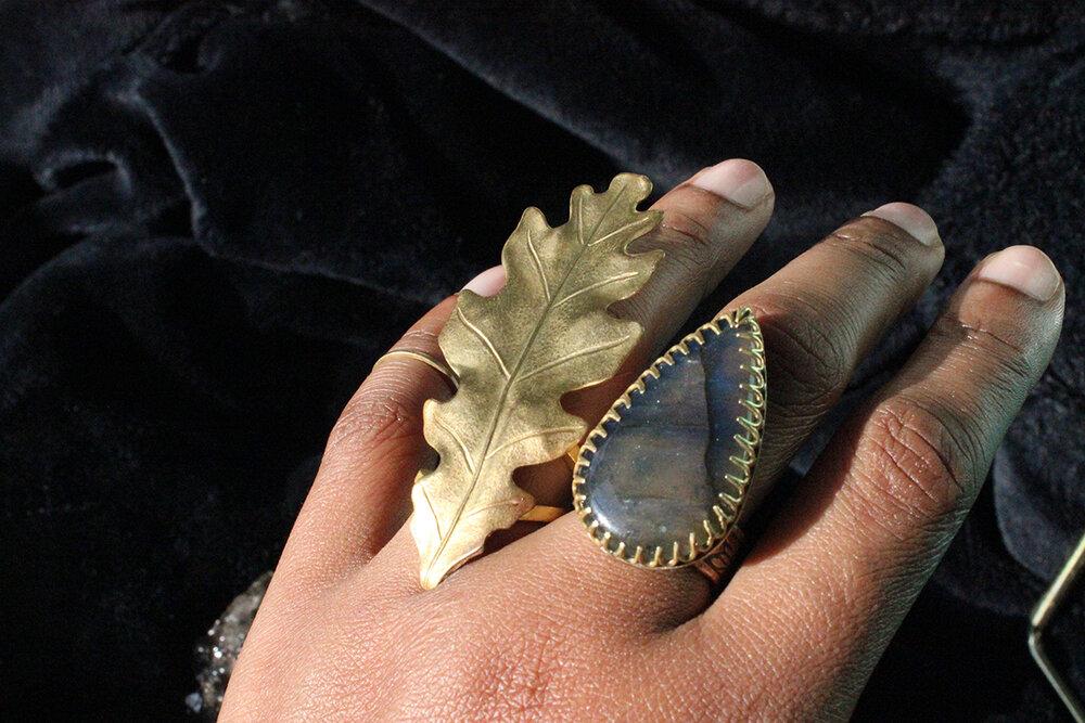 Swamp Oak Ring - Golden Treasure Box