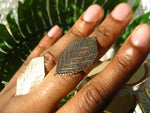 Cargar imagen en el visor de la galería, Sweet Birch Leaf Ring - Golden Treasure Box
