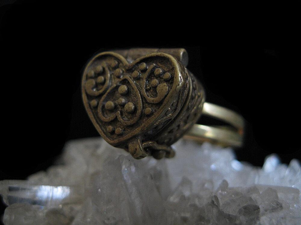 Vintage 2025 locket ring