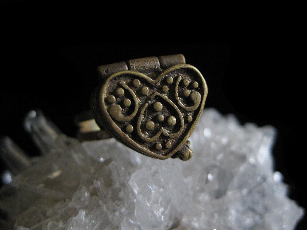 Vintage Heart Locket Ring II - Golden Treasure Box