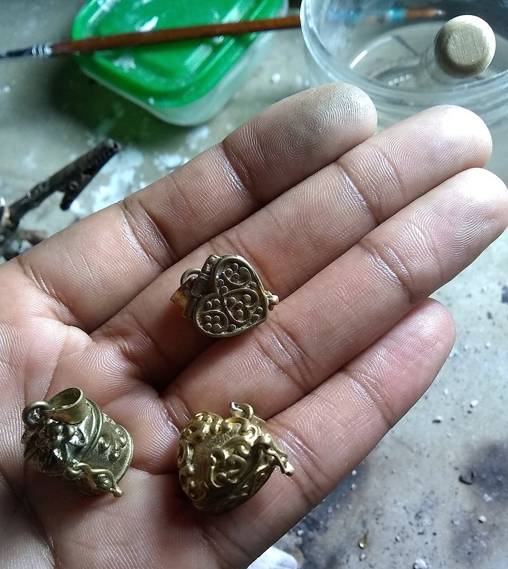 Locket ring gold top