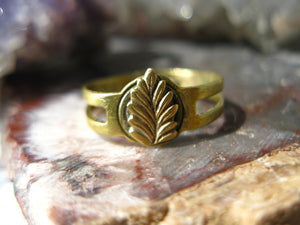 Vintage Style Golden Mini Leaf Ring | Leaf Ring - Golden Treasure Box