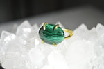 Cargar imagen en el visor de la galería, Wavy - Stone Malachite Brass Ring - We Love Brass
